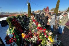 Davy Rusů mířících za Navalným neustávají: Nekonečné fronty ke hrobu a policie na hřbitově