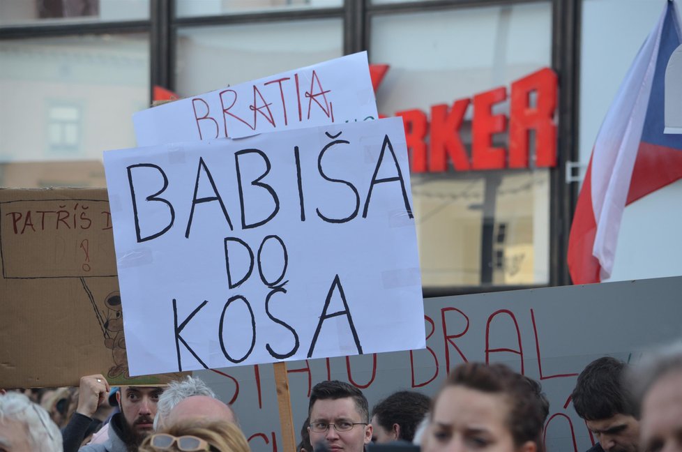 Demonstrace v Brně proti Babišovi se Zemanem