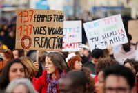 Přes 150 tisíc Francouzek vyšlo do ulic. Protestovaly proti domácímu násilí
