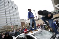 Násilím proti násilí! Demonstranti proti policejní brutalitě rozbíjeli auta i výlohy