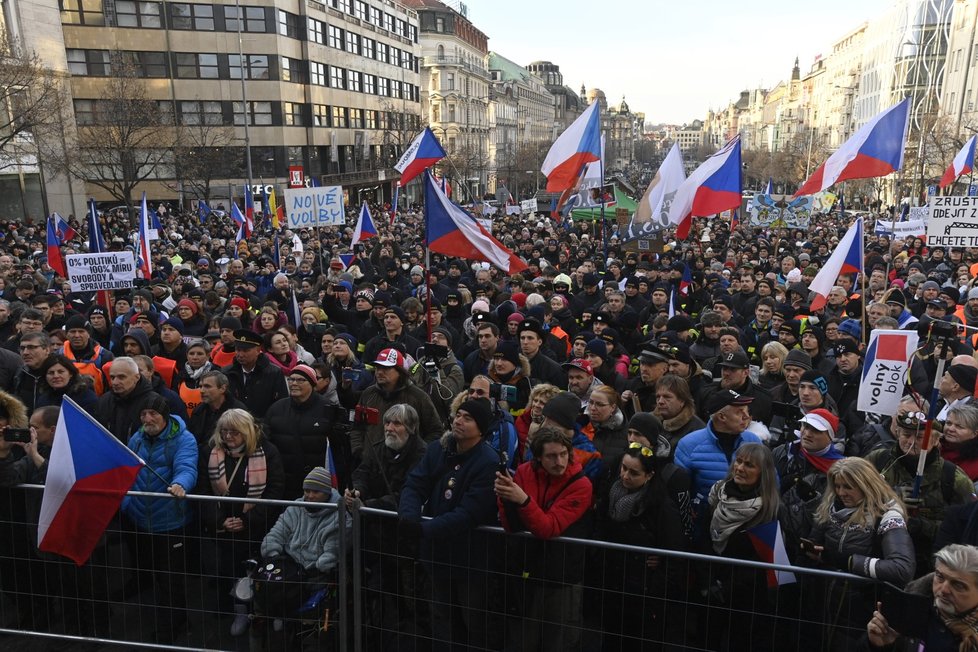 Pochod a demonstrace proti povinnému očkování a porušování osobních svobod a ústavy pořadané hnutím Otevřeme Česko - Chcípl PES, 12. prosince 2021 v Praze.