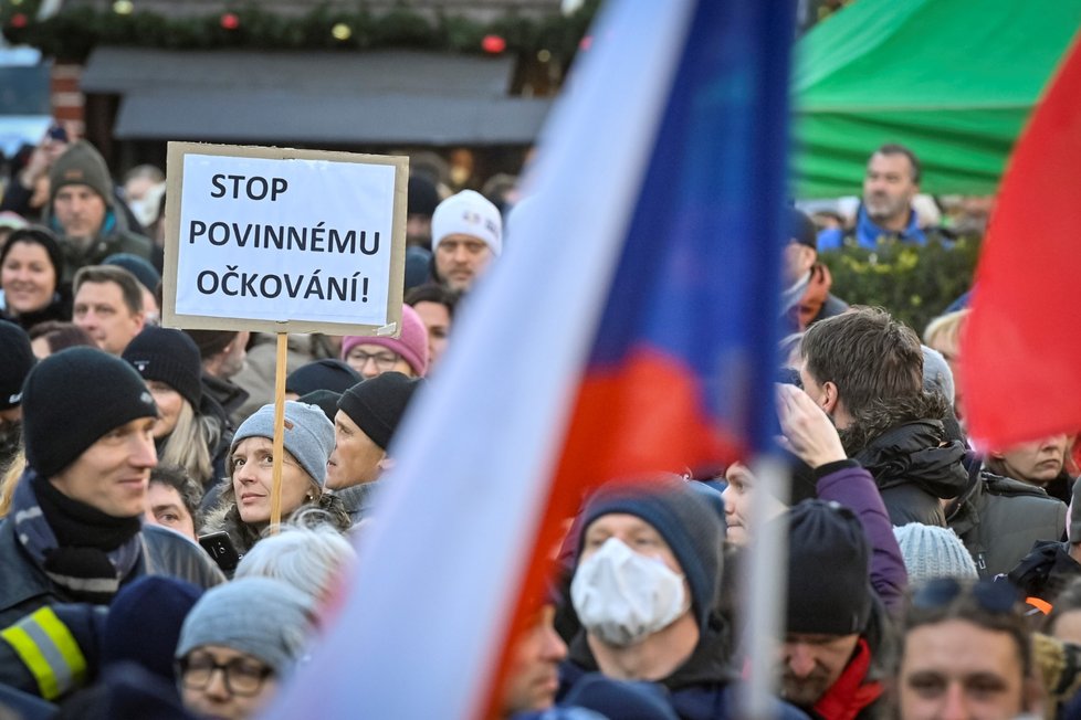 Pochod a demonstrace proti povinnému očkování a porušování osobních svobod a ústavy pořadané hnutím Otevřeme Česko - Chcípl PES, 12. prosince 2021 v Praze