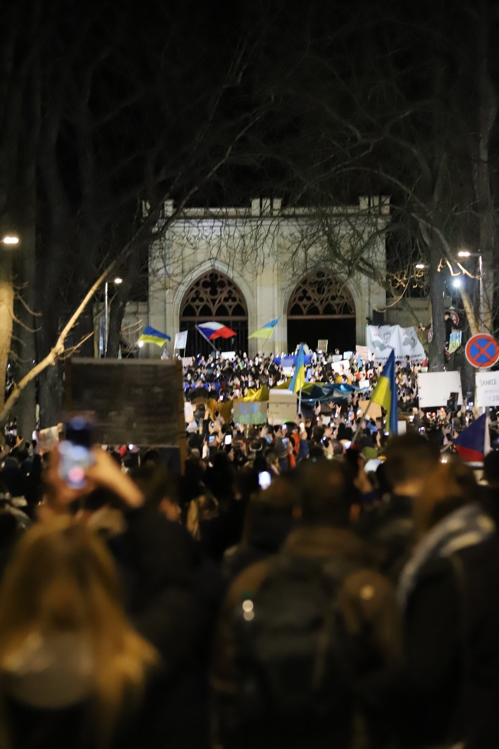 Na 2000 lidí demonstrovali u ruské ambasády v Praze. (24.2.2022)