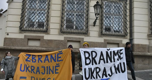 Demonstrators demanded that the German embassy cut Russia off from the SWIFT system,