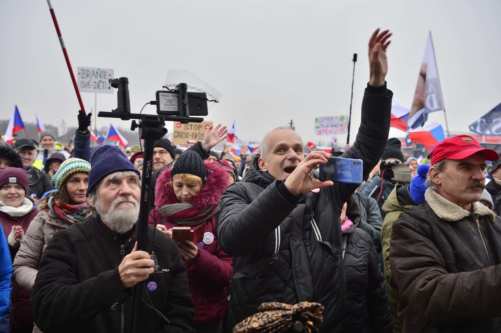 Demonstrace proti vládním proticovidovým nařízením i očkování na pražské Letné