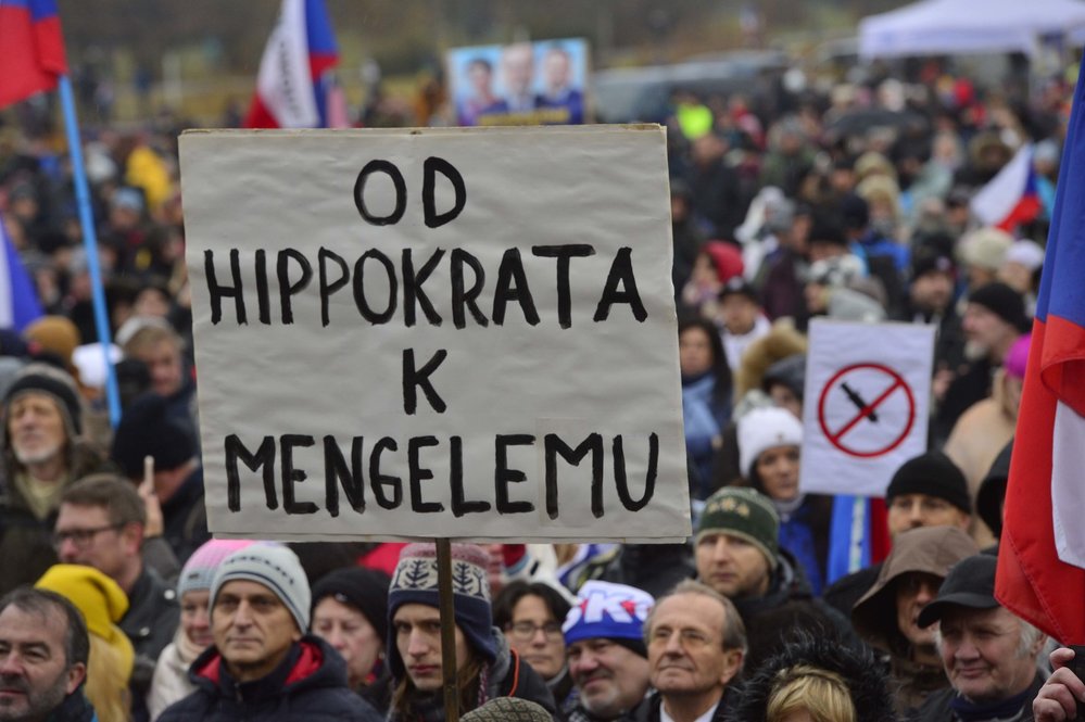 Demonstrace proti vládním proticovidovým nařízením i očkování na pražské Letné
