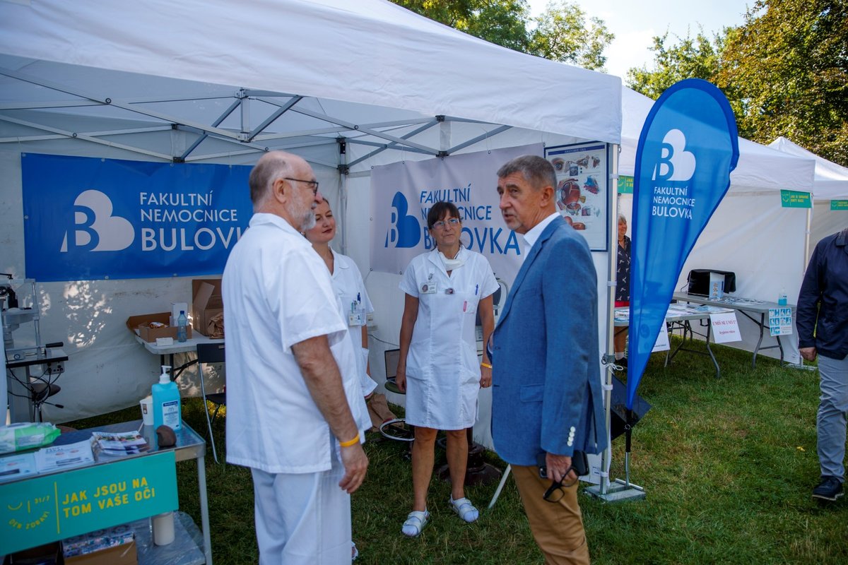 Premiér Andrej Babiš (ANO) v rozhovoru se zdravotníky na pražském Karlově náměstí během třetího ročníku akce Den zdraví (31. 7. 2021)