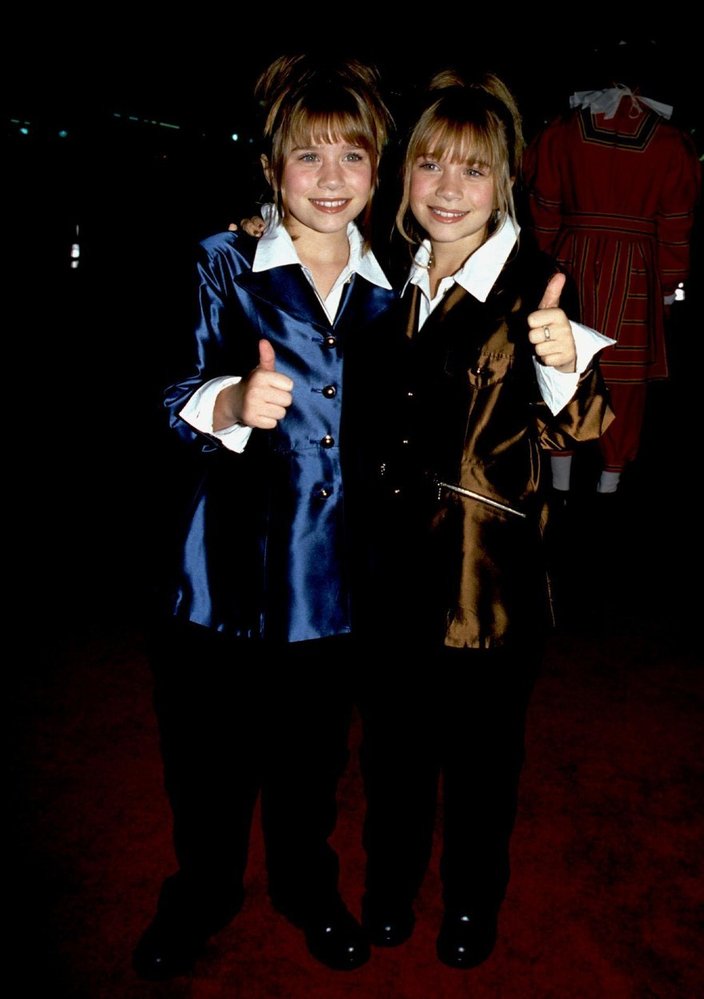 Mary Kate a Ashley Olsen na losangelské premiéře filmu Spice World v roce  1998
