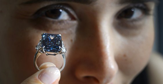 Rekordní dražba: V Ženevě byl v aukci prodán diamant za 1,2 miliardy Kč