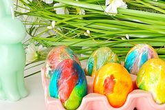 Dílnička: Nabarvěte letos vajíčka pomocí papírové utěrky
