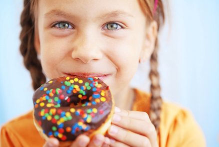 Kolik cukru děti skutečně mohou sníst? Maximem je 10 kostek cukru denně