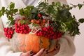 DIY tip na podzimní dekoraci: Podle videonávodu si vytvořte vázu z dýně