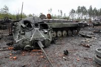 ONLINE: Putin podepsal odvetné sankce. Rusové přišli už o 24 200 vojáků a 1062 tanků, tvrdí Kyjev