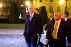 Do Prahy míří exprezident USA Bill Clinton: Soukromý tryskáč mu platí český zbrojař