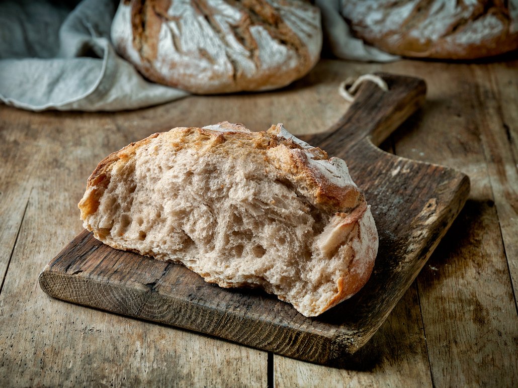 Nejlepší chléb je ten kváskový. Využijte proto čas, který teď máte a založte sikvásek domácí.Domácí housky před pečením posypte třeba mákem, sezamem, kmínem, solí nebo slunečnicovými či dýňovými semínky.