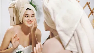 Domácí peeling pod drobnohledem: Kdy pleti pomůže a kdy napáchá víc škody než užitku?
