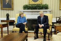 Bílý dům řekl, proč Trump nepodal ruku Merkelové. Němci jen kroutí hlavou