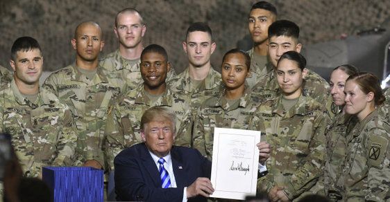 Americký prezident Donald Trump podepsal armádě rekordní rozpočet