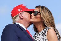 „Jako zvířátka v zoo.“ Donald a Melania Trumpovi jsou na Floridě za atrakci, líčí kniha