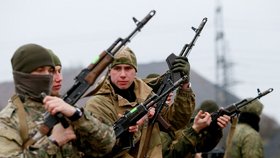 Ruská armáda už má na Ukrajině lidi, varují Britové. Tajné služby rozprášily gang útočníků