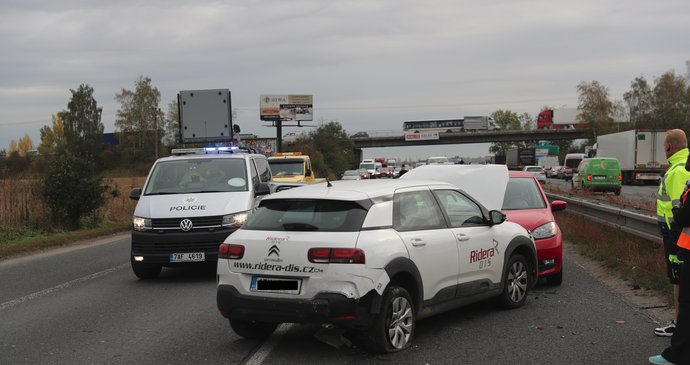 Vážná hromadná nehoda u Žebráku: Srazilo se 10 nákladních a 15 osobních aut, zasahuje vrtulník