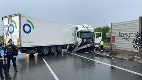 Na Pražském okruhu boural kamion. Situace omezila dopravu