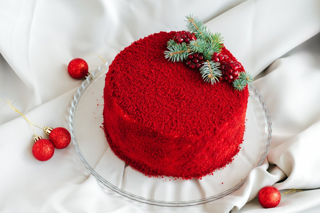 Red velvet cake je typický červeným korpusem, krémem ze smetanového sýra a přezdívá se mu také „červený samet“.