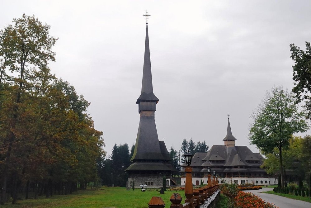 Rumunsko je kulturně členitá země. Jednou ze svébytných oblastí je Murameš na hranicích Rumunska a Ukrajiny. Dřevěné kostely jsou unikátním příkladem lidové kultury. Na seznamu UNESCO je jich zapsáno pouze osm, ale v oblasti se jich celkem nachází padesát.