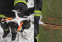 Hazard s lidskými životy: Muž chtěl pokácet strom, na kterém mu uvízl dron
