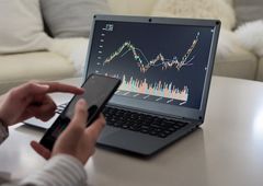 Druhá směna pro peníze: Jak budovat investiční portfolio bez celodenního sledování grafů Druhá směna pro peníze: Jak budovat investiční portfolio bez celodenního sledování grafů