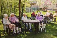 30 bezmocných seniorů na jednoho pracovníka: Česku zoufale chybí pečovatelé