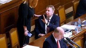 Důchody se po osmdesátce zvýší o 500 Kč pravidelně? Koalice prosadila přednostní projednávání