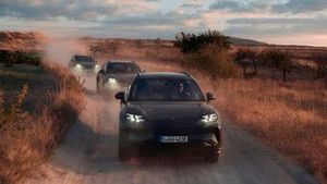 Dvě a půl tuny, přesto driftuje jako sporťák. Vyzkoušeli jsme elektrické Porsche Cayenne Dvě a půl tuny, přesto driftuje jako sporťák. Vyzkoušeli jsme elektrické Porsche Cayenne