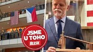 Dýmka míru pro Pavla. Vřelé přivítání prezidenta v americké Nebrasce: Potlesk i česká hymna Dýmka míru pro Pavla. Vřelé přivítání prezidenta v americké Nebrasce: Potlesk i česká hymna