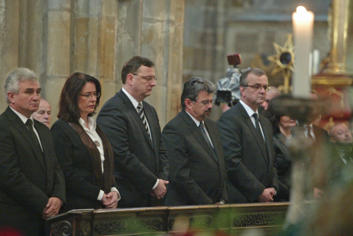 Skleslí politici: šéf Senátu Milan Štěch (ČSSD, vlevo), šéfka Sněmovny Miroslava Němcová (ODS), premiér Petr Nečas (ODS).