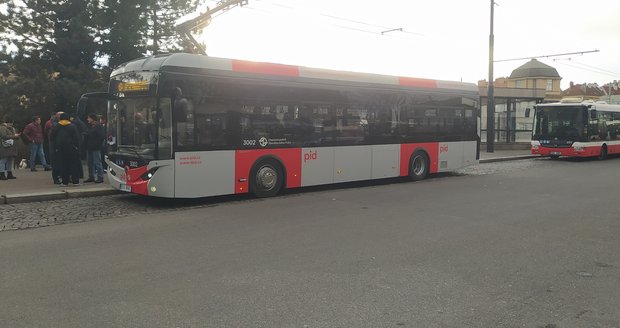 Takto vypadá první elektrobus, který od poloviny ledna bude nedílnou součástí vozového parku pražského dopravního podniku.