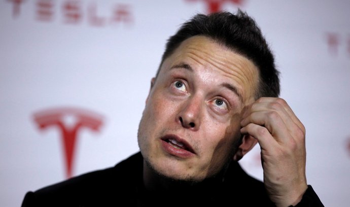 Šéf automobilky Tesla Elon Musk chce ovládnout společnost a sociální síť Twitter.