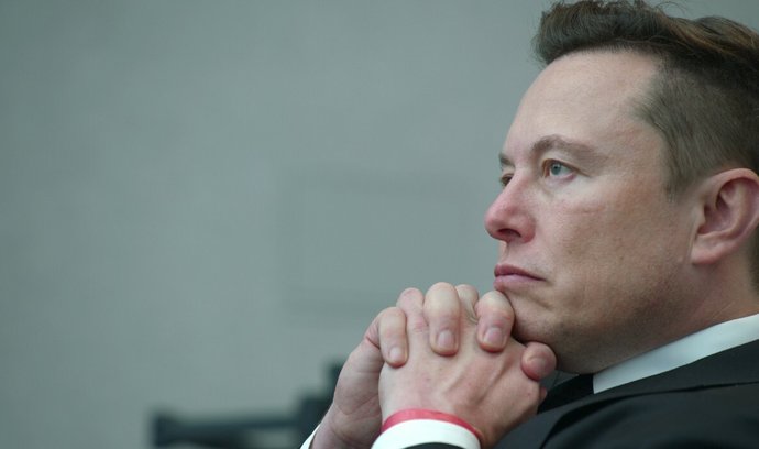 Americký podnikatel a zakladatel automobilky Tesla Elon Musk chce po společnosti Twitter důkaz, že podíl falešných a robotických účtů na této síti je pod pěti procenty.