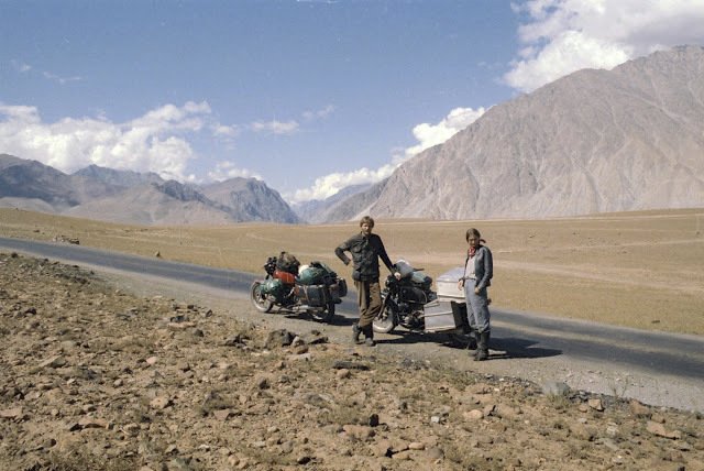 Před 37 lety se Elspeth Beard na motorce BMW R60/6 vydala na cestu dlouhou takřka 60 tisíc kilometrů.