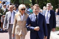Macron s Brigitte po boku i jeho rivalové odvolili v zásadních volbách. Přijde prezident o vliv?
