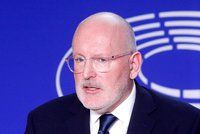 Lídr socialistů v boji o EU zahrozil Čechům kvůli migrantům zavíráním hranic