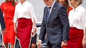 Eva Pavlová okouzlila v červené sukni. Ukázala, jak nosit výraznou barvu s elegancí Eva Pavlová okouzlila v červené sukni. Ukázala, jak nosit výraznou barvu s elegancí
