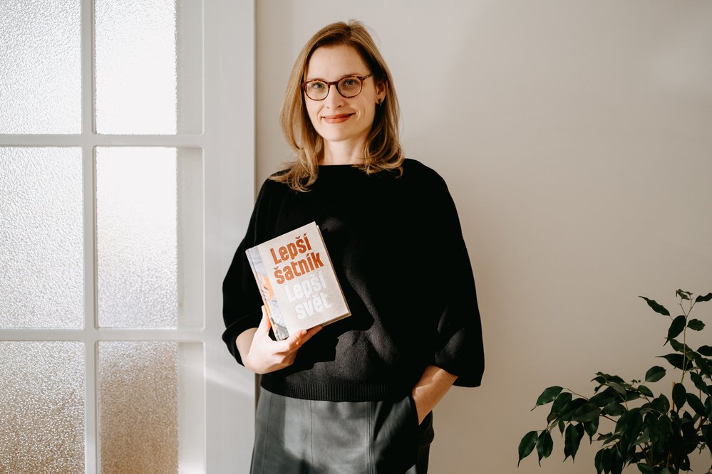 Eva Urbanová se svou novou knihou Lepší šatník, lepší svět