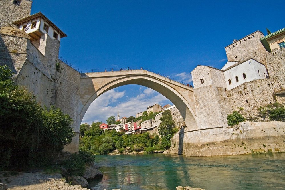 Starý most, Mostar, Bosna a Hercegovina. Známý obloukový most nad řekou Neretvou v bosenském Mostaru vznikl na konci 16. století v osmanské éře. Během bosenské války v 90. letech století dvacátého byl zničen, v novém tisíciletí jej ale obnovili a dnes opět představuje dominantu tohoto jedinečného města. Spolu s historickým jádrem Mostaru je zapsán na Seznam památek UNESCO.