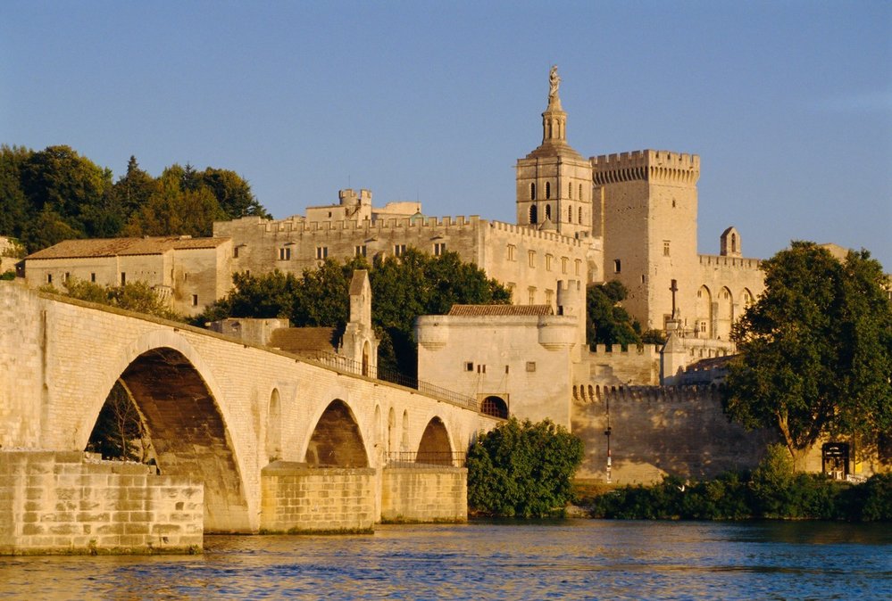 Avignonský most, Avignon, Francie. Původně na tomto místě stával dřevěný most vystavěný ve 12. století. V roce 1355 jej nahradil most kamenný, měl 22 oblouků a měřil úctyhodných 900 metů. V druhé polovině sedmnáctého století jej bohužel zničila katastrofální povodeň, po níž již nebyl opraven. Dnes tak stojí pouze poslední čtyři oblouky.