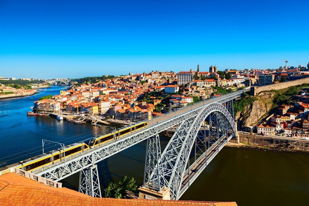 Most krále Ludvíka I., Porto, Portugalsko. Dvoupodlažní železný most přes řeku Duro v portugalském Portu navrhl Théophile Seyrig, spolupracovník slavného Gustava Eiffela, autora pařížské Eiffelovy věže. Most je dlouhý více než 385 metrů a téměř 45 metrů vysoký. Postaven byl v 80. letech 19. století.