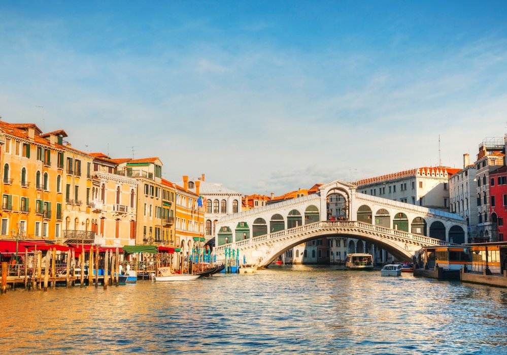Ponte di Rialto, Benátky, Itálie. Ponte di Rialto je nejznámější a nejhezčí z celkem čtyř mostů, které vedou přes slavný benátský Canal Grande. Současná podoba mostu vznikla v roce 1591 podle návrhu architekta Antonia da Ponteho. Most spojuje čtvrti San Marco a San Polo a je jedním z turisticky nejvyhledávanějších míst v Benátkách.