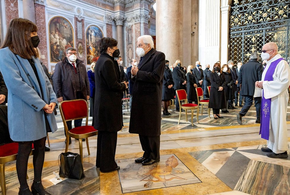 Italský prezident Sergio Mattarella s manželkou zesnulého šéfa Evropského parlamentu Alessandrou Vittoriniovou.