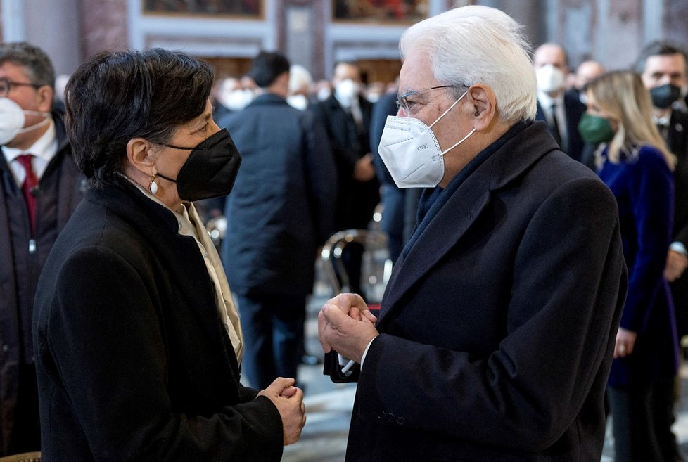 Italský prezident Sergio Mattarella s manželkou zesnulého šéfa Evropského parlamentu Alessandrou Vittoriniovou.