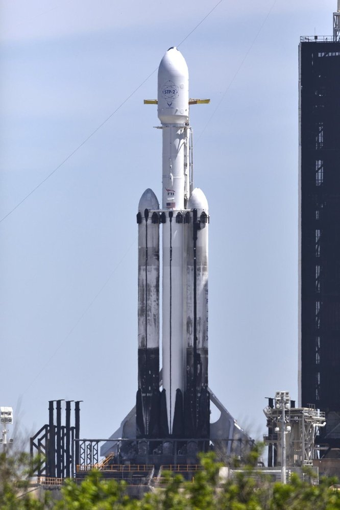 Raketa Falcon Heavy při přípravě na start